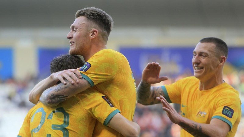 Harry Souttar dari Australia menyundul bola melewati pemain Indonesia Rafael William Struick pada pertandingan sepak bola babak 16 besar Piala Asia antara Australia dan Indonesia di Stadion Jassim Bin Hamad di Doha, Qatar, Minggu, 28 Januari 2024. (AP Photo/Aijaz Rahi)