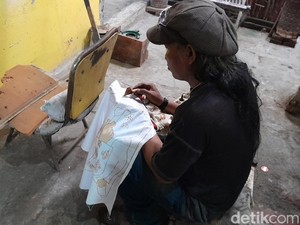 Uniknya Karikatur Batik Karya Seniman di Laweyan