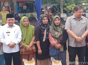 Cek Penyaluran Bantuan Pangan di Jambi, Airlangga: Ini Bantuan Pemerintah!