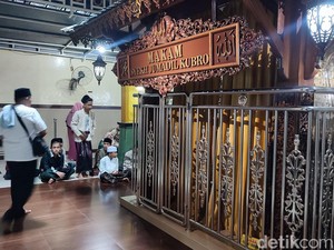 Melihat Makam Syekh Jumadil Kubro Semarang yang Mulai Ramai Peziarah
