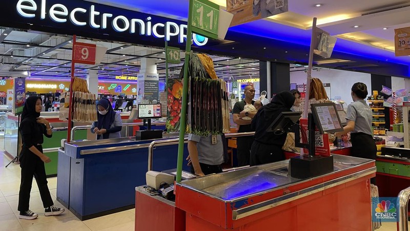 Antrean panjang terlihat pada kasir Transmart Cempaka Putih saat promo diskon besar dalam Transmart Full Day Sale pada Minggu, (28/1/2024). (CNBC Indonesia/Mira Rachmalia)