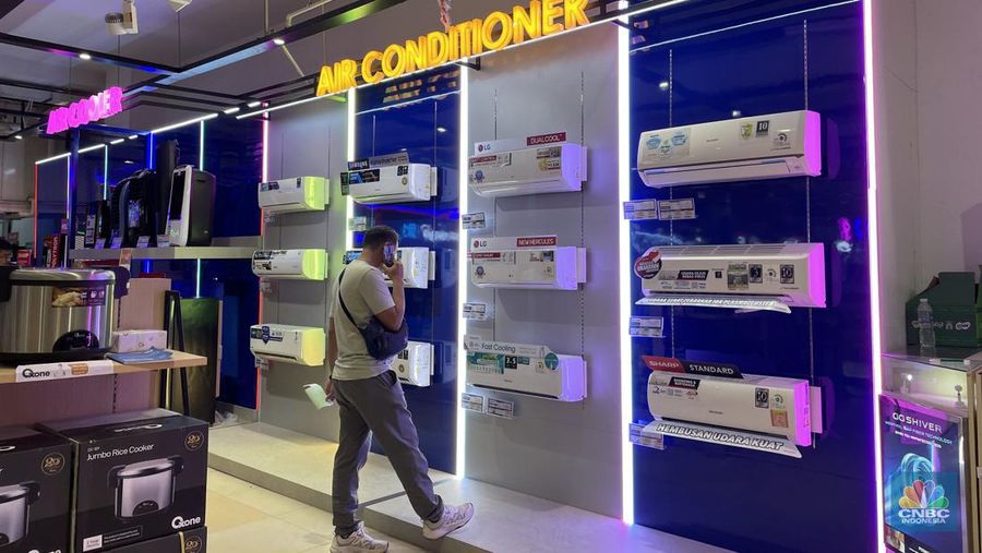 Antrean panjang terlihat pada kasir Transmart Cempaka Putih saat promo diskon besar dalam Transmart Full Day Sale pada Minggu, (28/1/2024). (CNBC Indonesia/Mira Rachmalia)