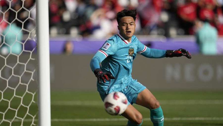 Penjaga gawang Indonesia Ernando Ari Sutaryadi menerima gol keduanya pada pertandingan sepak bola babak 16 besar Piala Asia antara Australia dan Indonesia di Stadion Jassim Bin Hamad di Doha, Qatar, Minggu, 28 Januari 2024. (AP Photo/Aijaz Rahi)