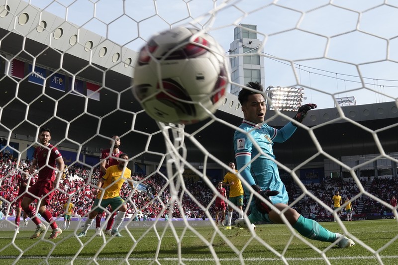 Harry Souttar dari Australia menyundul bola melewati pemain Indonesia Rafael William Struick pada pertandingan sepak bola babak 16 besar Piala Asia antara Australia dan Indonesia di Stadion Jassim Bin Hamad di Doha, Qatar, Minggu, 28 Januari 2024. Harry Souttar dari Australia menyundul bola melewati pemain Indonesia Rafael William Struick pada pertandingan sepak bola babak 16 besar Piala Asia antara Australia dan Indonesia di Stadion Jassim Bin Hamad di Doha, Qatar, Minggu, 28 Januari 2024. (AP Photo/Aijaz Rahi)
