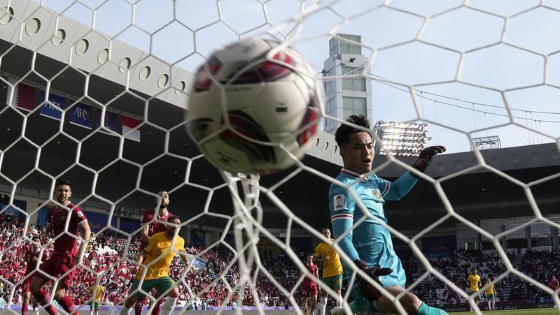 Harry Souttar dari Australia menyundul bola melewati pemain Indonesia Rafael William Struick pada pertandingan sepak bola babak 16 besar Piala Asia antara Australia dan Indonesia di Stadion Jassim Bin Hamad di Doha, Qatar, Minggu, 28 Januari 2024. (AP Photo/Aijaz Rahi)