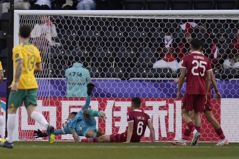 Harry Souttar dari Australia menyundul bola melewati pemain Indonesia Rafael William Struick pada pertandingan sepak bola babak 16 besar Piala Asia antara Australia dan Indonesia di Stadion Jassim Bin Hamad di Doha, Qatar, Minggu, 28 Januari 2024. Harry Souttar dari Australia menyundul bola melewati pemain Indonesia Rafael William Struick pada pertandingan sepak bola babak 16 besar Piala Asia antara Australia dan Indonesia di Stadion Jassim Bin Hamad di Doha, Qatar, Minggu, 28 Januari 2024. (AP Photo/Aijaz Rahi)