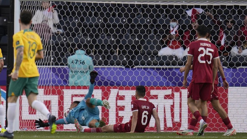 Harry Souttar dari Australia menyundul bola melewati pemain Indonesia Rafael William Struick pada pertandingan sepak bola babak 16 besar Piala Asia antara Australia dan Indonesia di Stadion Jassim Bin Hamad di Doha, Qatar, Minggu, 28 Januari 2024. (AP Photo/Aijaz Rahi)
