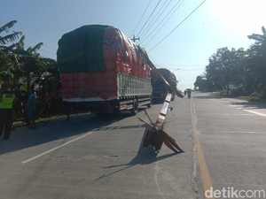 Truk Singkong Nyangkut, Portal Pembatas Ketinggian Rel di Banyumas Roboh