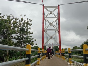 Berburu Konten, Ibu Muda di Indramayu Serbu Jembatan Gantung Krasak