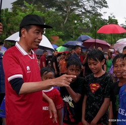 Main Bola Hujan-hujanan, Ini Pesan Jokowi Jelang Timnas Vs Australia