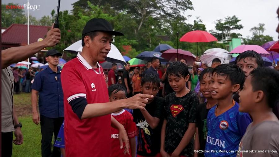 Presiden Joko Widodo (Jokowi) bermain bola dengan warga Sleman pada Sabtu, (27/1/2024). (Tangkapan Layar Youtube Sekretariat Presiden)