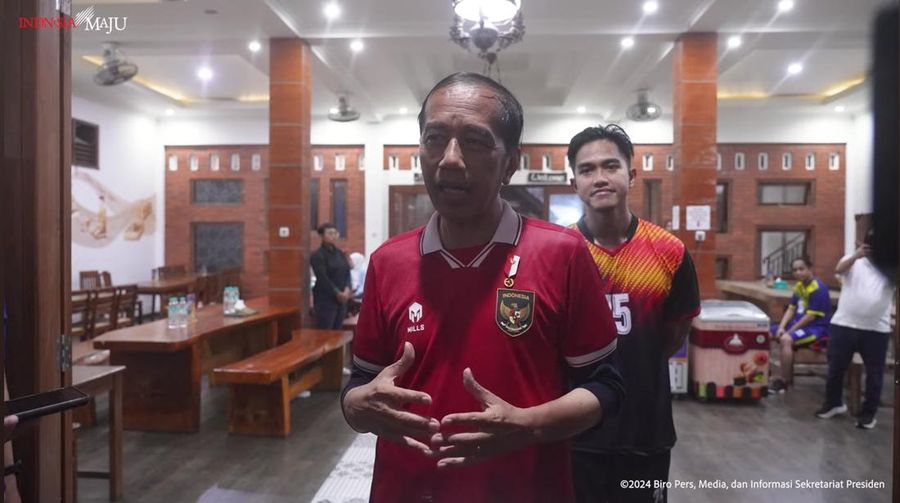 Presiden Joko Widodo (Jokowi) bermain bola dengan warga Sleman pada Sabtu, (27/1/2024). (Tangkapan Layar Youtube Sekretariat Presiden)