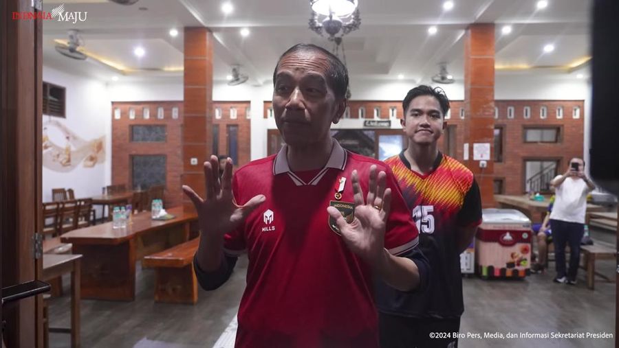Presiden Joko Widodo (Jokowi) bermain bola dengan warga Sleman pada Sabtu, (27/1/2024). (Tangkapan Layar Youtube Sekretariat Presiden)