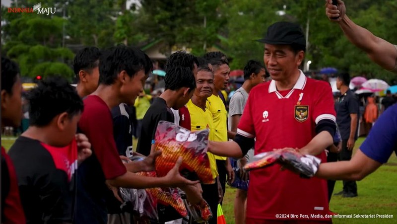 Presiden Joko Widodo (Jokowi) bermain bola dengan warga Sleman pada Sabtu, (27/1/2024). (Tangkapan Layar Youtube Sekretariat Presiden)