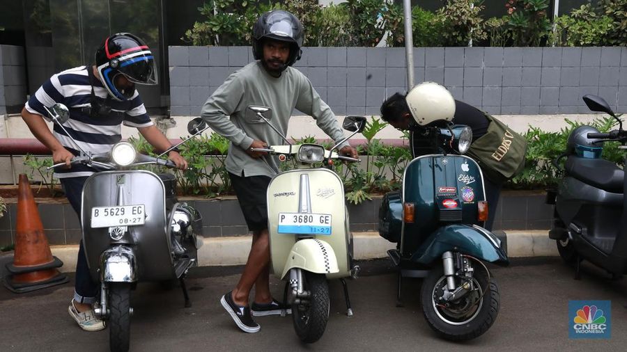 Sejumlah pengendara sepeda motor listrik mengikuti riding bareng motoe RI-1 di depan Gedung PLN, Jakarta, Minggu (28/1/2024). (CNBC Indonesia/Muhammad Sabki)