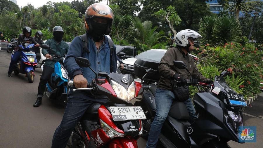Sejumlah pengendara sepeda motor listrik mengikuti riding bareng motoe RI-1 di depan Gedung PLN, Jakarta, Minggu (28/1/2024). (CNBC Indonesia/Muhammad Sabki)