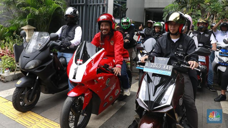Sejumlah pengendara sepeda motor listrik mengikuti riding bareng motoe RI-1 di depan Gedung PLN, Jakarta, Minggu (28/1/2024). (CNBC Indonesia/Muhammad Sabki)