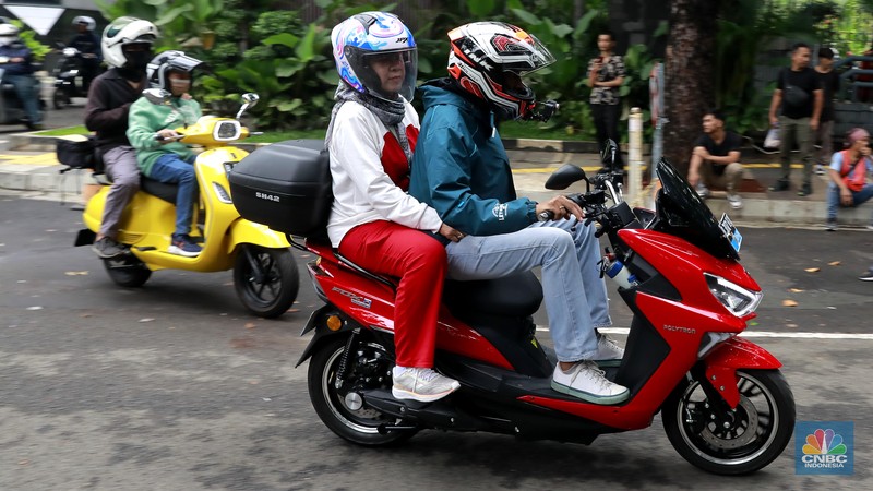 Sejumlah pengendara sepeda motor listrik mengikuti riding bareng motoe RI-1 di depan Gedung PLN, Jakarta, Minggu (28/1/2024). (CNBC Indonesia/Muhammad Sabki)