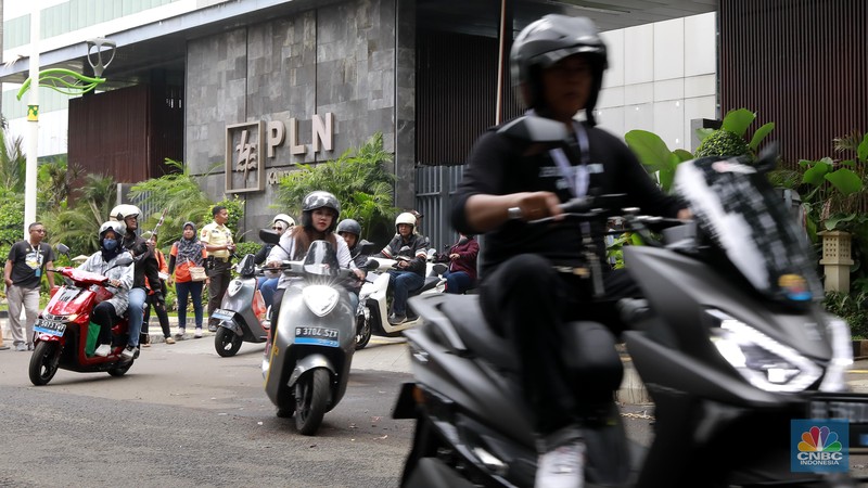 Sejumlah pengendara sepeda motor listrik mengikuti riding bareng motoe RI-1 di depan Gedung PLN, Jakarta, Minggu (28/1/2024). Sejumlah pengendara sepeda motor listrik mengikuti riding bareng motoe RI-1 di depan Gedung PLN, Jakarta, Minggu (28/1/2024). (CNBC Indonesia/Muhammad Sabki)