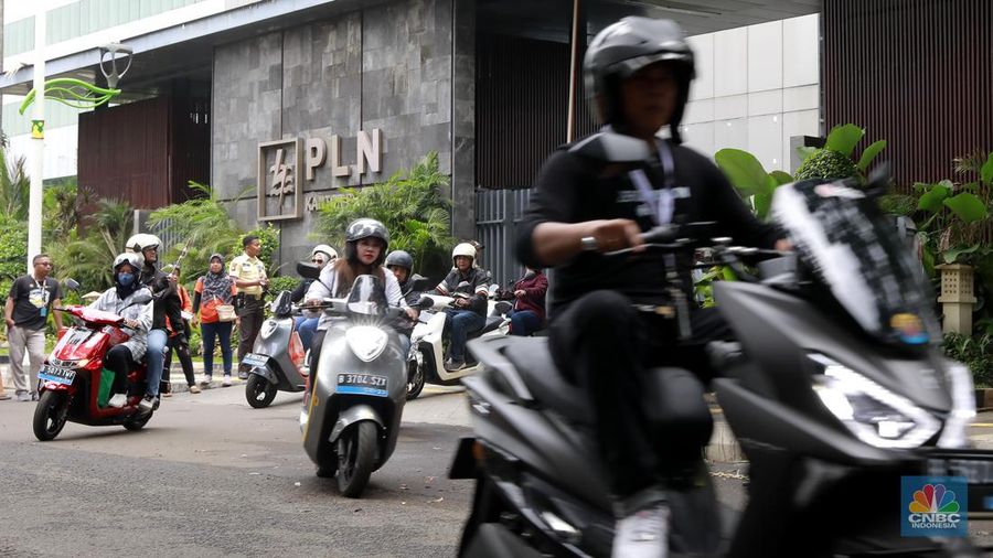 Sejumlah pengendara sepeda motor listrik mengikuti riding bareng motoe RI-1 di depan Gedung PLN, Jakarta, Minggu (28/1/2024). (CNBC Indonesia/Muhammad Sabki)