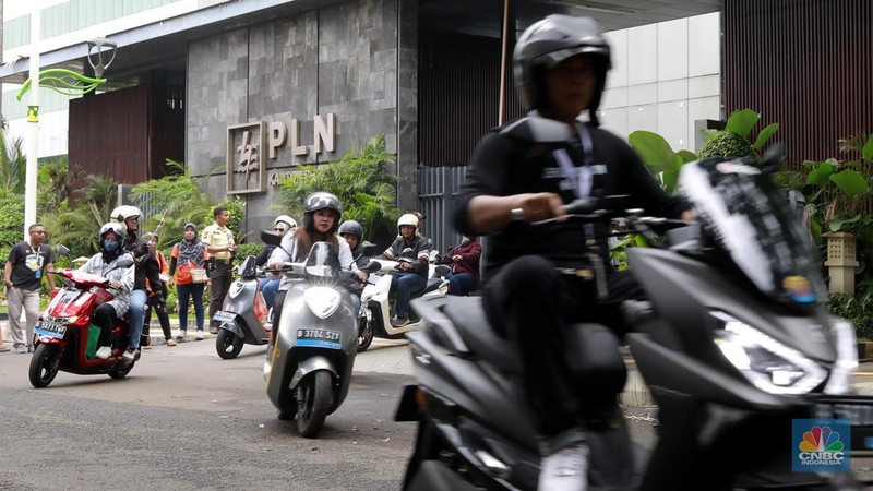 Sejumlah pengendara sepeda motor listrik mengikuti riding bareng motoe RI-1 di depan Gedung PLN, Jakarta, Minggu (28/1/2024). (CNBC Indonesia/Muhammad Sabki)