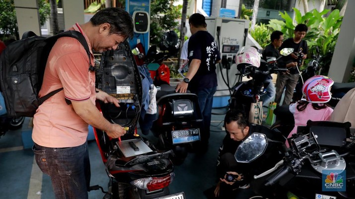 Sejumlah pengendara sepeda motor listrik mengikuti riding bareng motoe RI-1 di depan Gedung PLN, Jakarta, Minggu (28/1/2024). (CNBC Indonesia/Muhammad Sabki)