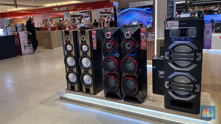 Sejumlah pengunjung Transmart Cempaka Putih melihat produk elektronik selama promo yang kembali hadir di Transmart menghadirkan full day sale. (CNBC Indonesia/Mira Rachmalia)