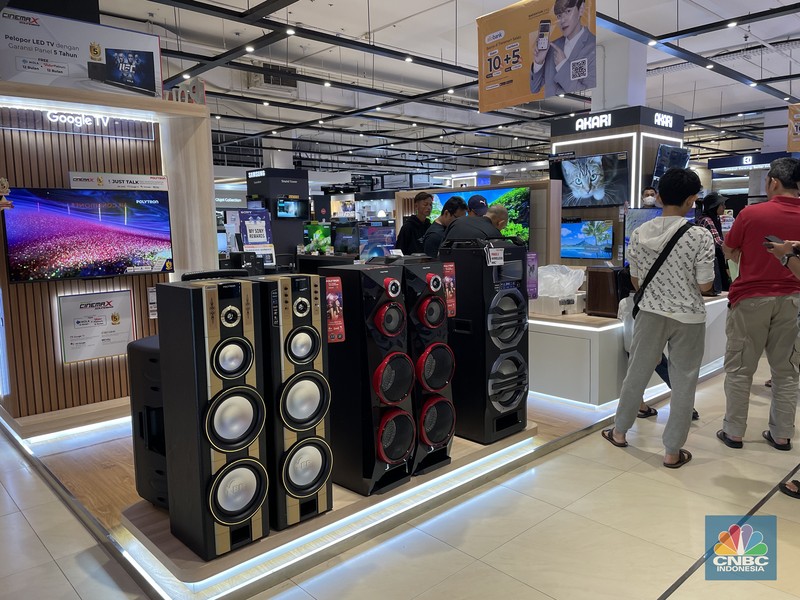 Antrean panjang terlihat pada kasir Transmart Cempaka Putih saat promo diskon besar dalam Transmart Full Day Sale pada Minggu, (28/1/2024). Antrean panjang terlihat pada kasir Transmart Cempaka Putih saat promo diskon besar dalam Transmart Full Day Sale pada Minggu, (28/1/2024). (CNBC Indonesia/Mira Rachmalia)