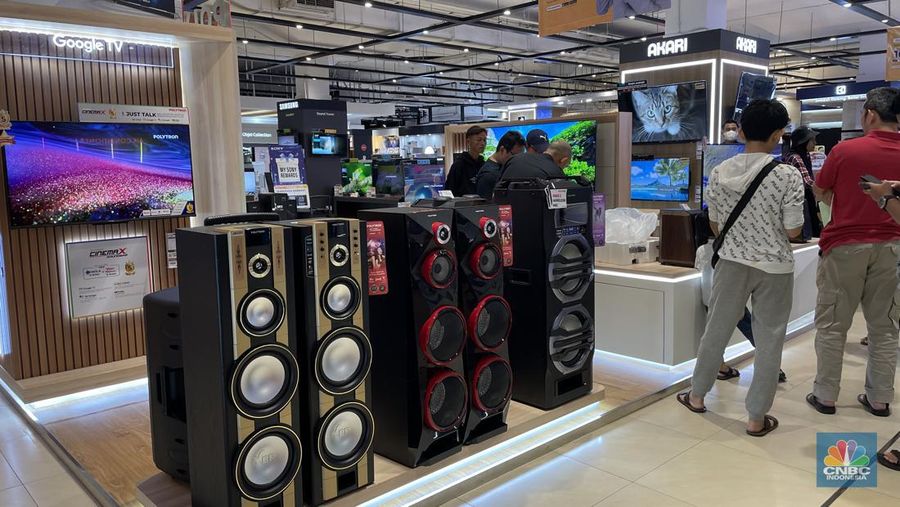 Antrean panjang terlihat pada kasir Transmart Cempaka Putih saat promo diskon besar dalam Transmart Full Day Sale pada Minggu, (28/1/2024). (CNBC Indonesia/Mira Rachmalia)