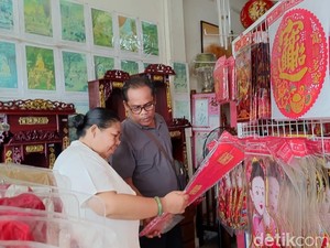 Warga Bali Mulai Berburu Pernak-pernik Imlek