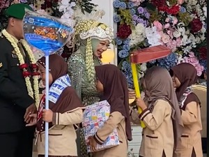 Viral Ketika Guru SD Menikah, Murid Kondangan Bawa Peralatan Rumah Tangga