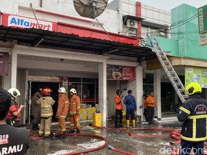 Minimarket di Kalibutuh Surabaya Terbakar Diduga karena Korsleting Listrik