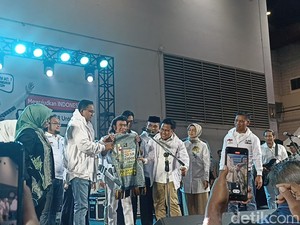 Anies: Kalau di Sana Punya Bansos, di Sini Punya Rhoma