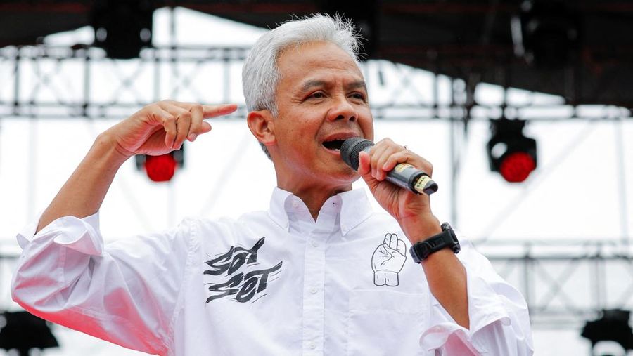 Calon presiden nomor urut tiga Ganjar Pranowo menyampaikan pidato saat kampanye di Bandung, provinsi Jawa Barat, pada Minggu (21/1/2024). (REUTERS/Willy Kurniawan)