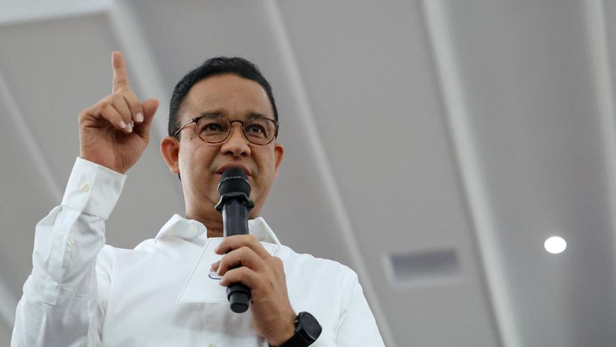 Capres nomor urut satu Anies Baswedan memberi isyarat saat berkampanye di Islamic Center di Ciamis, provinsi Jawa Barat, Indonesia, Kamis (4/1/2024). (REUTERS/Ajeng Dinar Ulfiana)