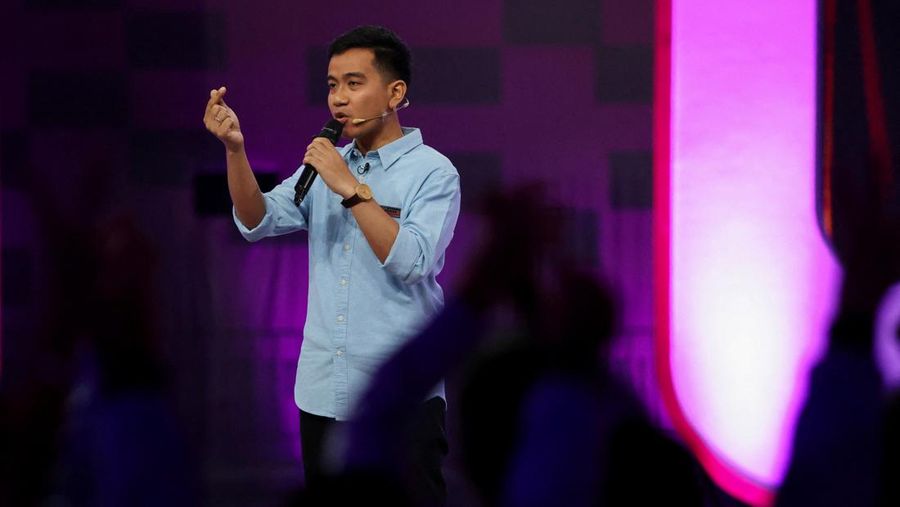 Cawapres nomor urut dua Gibran Rakabuming Raka menyampaikan gagasanya saat debat calon wakil presiden Pemilu 2024 di Jakarta Convention Center pada Jumat (22/12/2023). (REUTERS/Ajeng Dinar Ulfiana/File Photo)