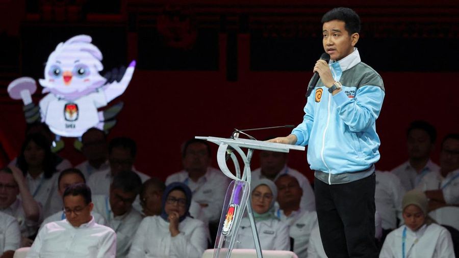 Cawapres nomor urut dua Gibran Rakabuming Raka menyampaikan gagasanya saat debat calon wakil presiden Pemilu 2024 di JCC, Jakarta, Minggu, (21/1/2024). (REUTERS/Ajeng Dinar Ulfiana)