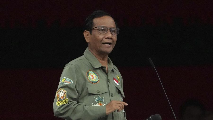 Cawapres nomor urut tiga Mahfud MD menyampaikan gagasanya saat debat calon wakil presiden Pemilu 2024 di JCC, Jakarta, Minggu, (21/1/2024). (AP Photo/Tatan Syuflana)