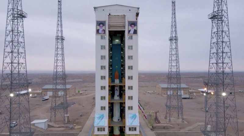 Iran secara bersamaan meluncurkan tiga satelit untuk pertama kalinya pada Minggu (28 Januari) menggunakan roket pembawa satelit Iran secara bersamaan meluncurkan tiga satelit untuk pertama kalinya pada Minggu (28 Januari) menggunakan roket pembawa satelit