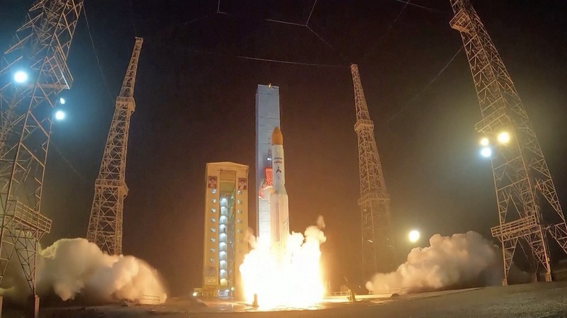 Iran secara bersamaan meluncurkan tiga satelit untuk pertama kalinya pada Minggu (28 Januari) menggunakan roket pembawa satelit Iran secara bersamaan meluncurkan tiga satelit untuk pertama kalinya pada Minggu (28 Januari) menggunakan roket pembawa satelit