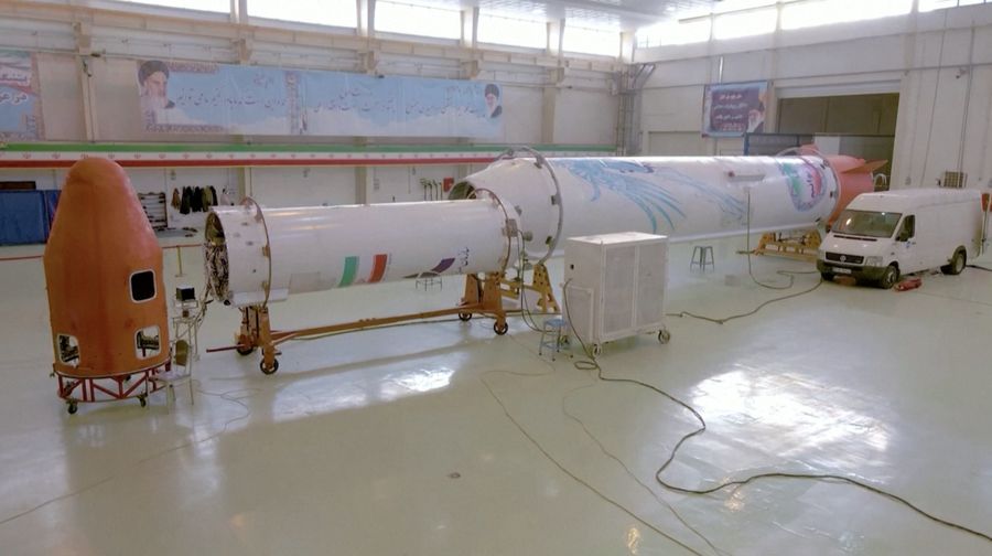 Iran secara bersamaan meluncurkan tiga satelit untuk pertama kalinya pada Minggu (28 Januari) menggunakan roket pembawa satelit 