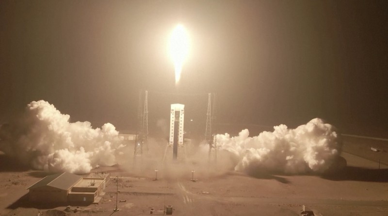 Iran secara bersamaan meluncurkan tiga satelit untuk pertama kalinya pada Minggu (28 Januari) menggunakan roket pembawa satelit Iran secara bersamaan meluncurkan tiga satelit untuk pertama kalinya pada Minggu (28 Januari) menggunakan roket pembawa satelit