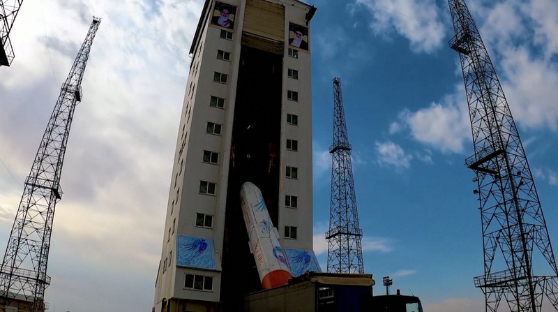 Iran secara bersamaan meluncurkan tiga satelit untuk pertama kalinya pada Minggu (28 Januari) menggunakan roket pembawa satelit Iran secara bersamaan meluncurkan tiga satelit untuk pertama kalinya pada Minggu (28 Januari) menggunakan roket pembawa satelit