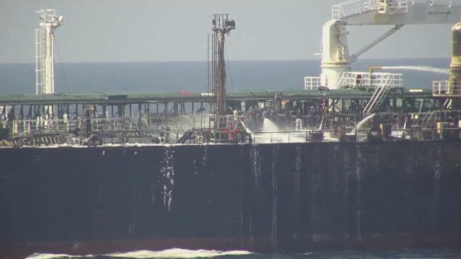 Kapal tanker produk minyak bumi Marlin Luanda hangus terbakar akibat dihantam oleh rudal Houthi di Teluk Aden setelah transit di Laut Merah pada Jumat lalu (26/1/2024). (Tangkapan Layar Video Reuters/@INDIANNAVY VIA X)