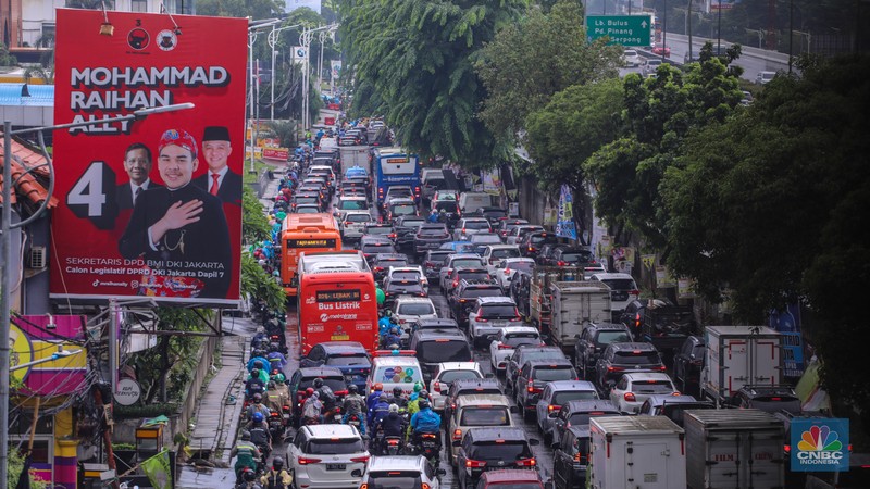 Kendaraan melintas di ruas Jalan TB Simatupang, Jakarta, Senin (29/1/2024). Ruas Jalan TB Simatupang mengalami kemacetan akibat diguyur hujan. (CNBC Indonesia/Faisal Rahman)