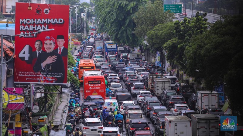 Kendaraan melintas di ruas Jalan TB Simatupang, Jakarta, Senin (29/1/2024). Ruas Jalan TB Simatupang mengalami kemacetan akibat diguyur hujan. (CNBC Indonesia/Faisal Rahman)