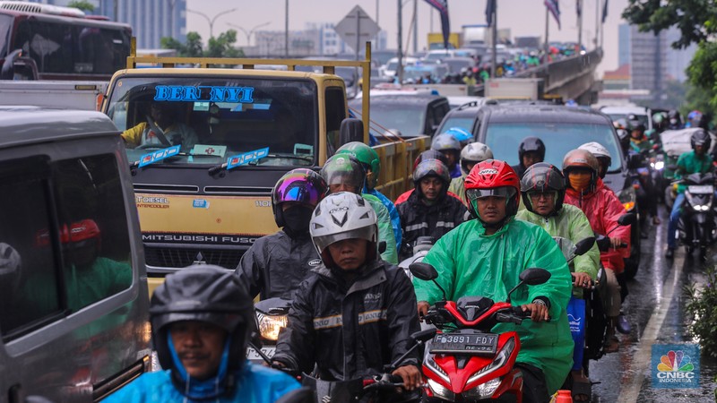Kendaraan melintas di ruas Jalan TB Simatupang, Jakarta, Senin (29/1/2024). Ruas Jalan TB Simatupang mengalami kemacetan akibat diguyur hujan. (CNBC Indonesia/Faisal Rahman)