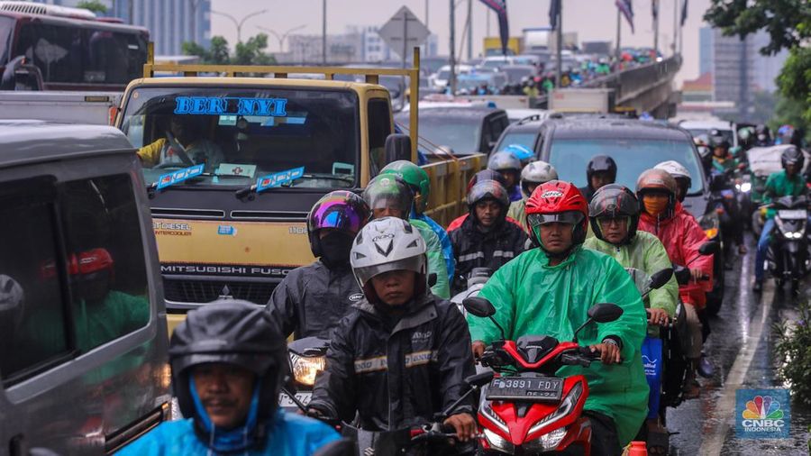 Kendaraan melintas di ruas Jalan TB Simatupang, Jakarta, Senin (29/1/2024). Ruas Jalan TB Simatupang mengalami kemacetan akibat diguyur hujan. (վ/Faisal Rahman)