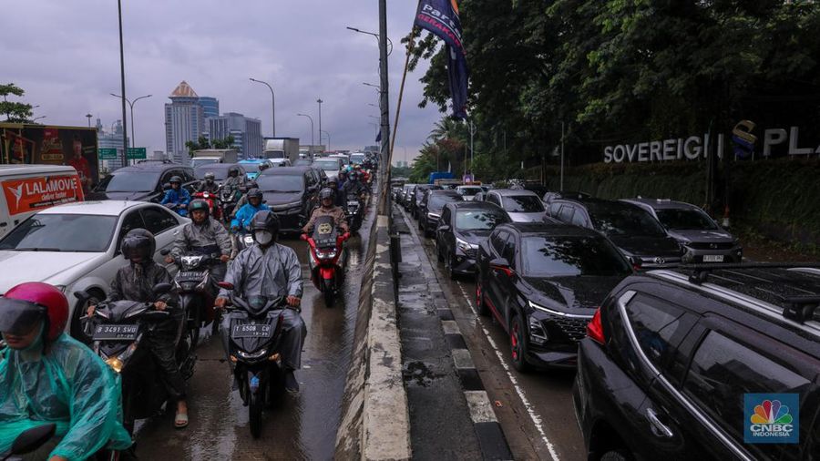 Kendaraan melintas di ruas Jalan TB Simatupang, Jakarta, Senin (29/1/2024). Ruas Jalan TB Simatupang mengalami kemacetan akibat diguyur hujan. (CNBC Indonesia/Faisal Rahman)