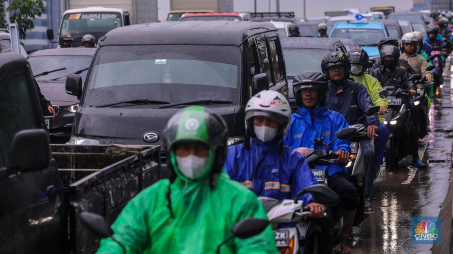 Kendaraan melintas di ruas Jalan TB Simatupang, Jakarta, Senin (29/1/2024). Ruas Jalan TB Simatupang mengalami kemacetan akibat diguyur hujan. (CNBC Indonesia/Faisal Rahman)